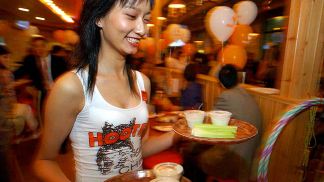 hooters-waitress_297069