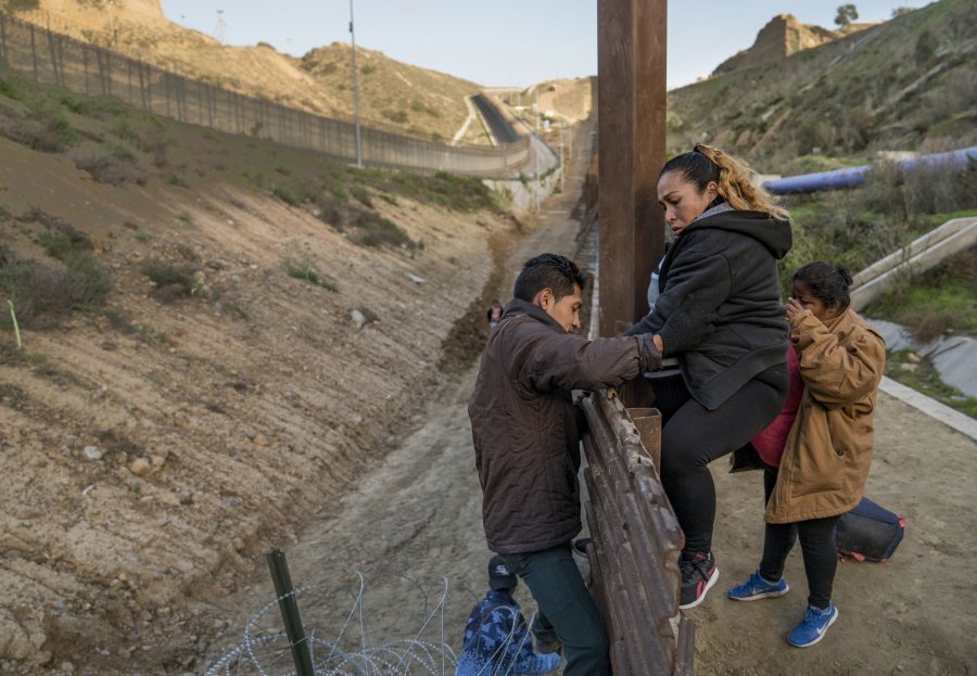 Border wall migrant_1546006103322.jpg.jpg